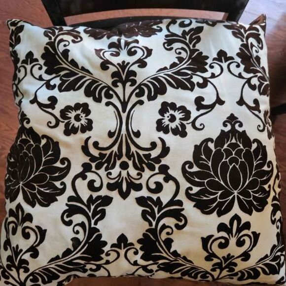 Two damask pillows - Picture 2 of 3